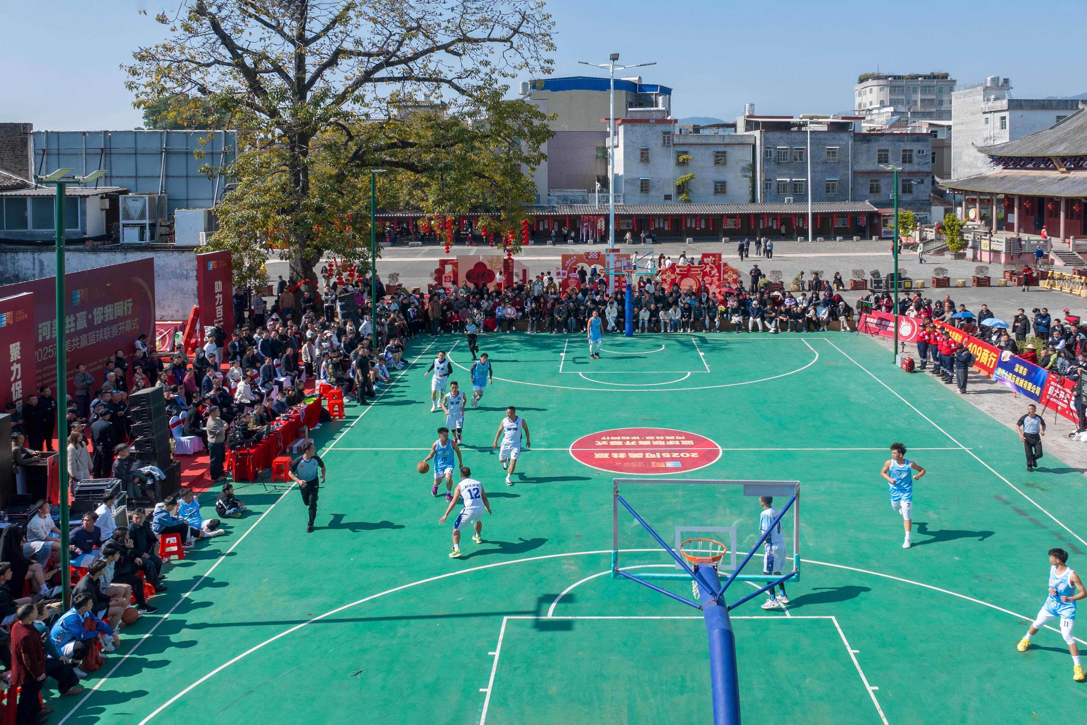 场面火爆！篮球观众席沸腾不已的简单介绍