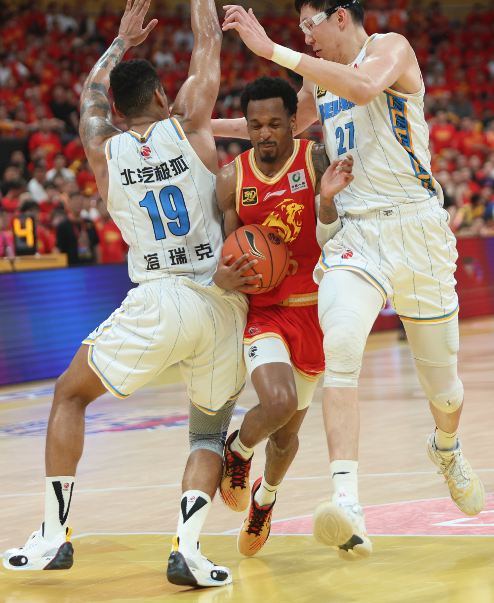 篮球决赛震撼开打，巅峰对决引爆全场的简单介绍