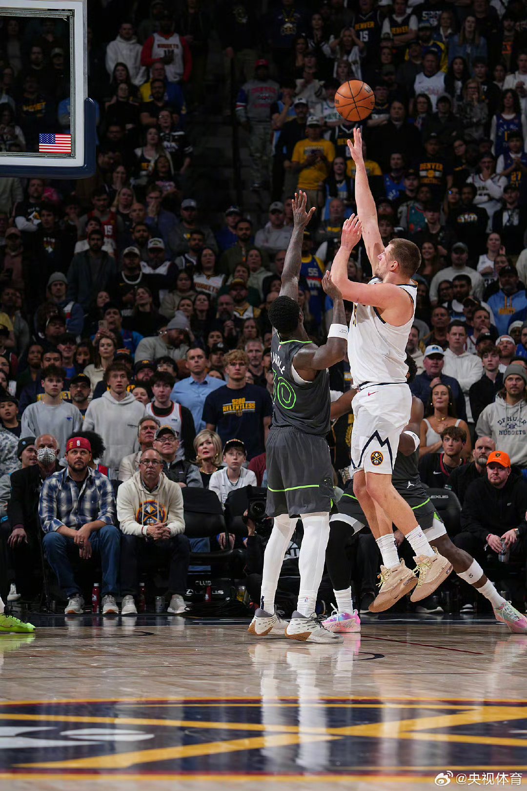 上海队鏖战魔术，约基奇带队取胜