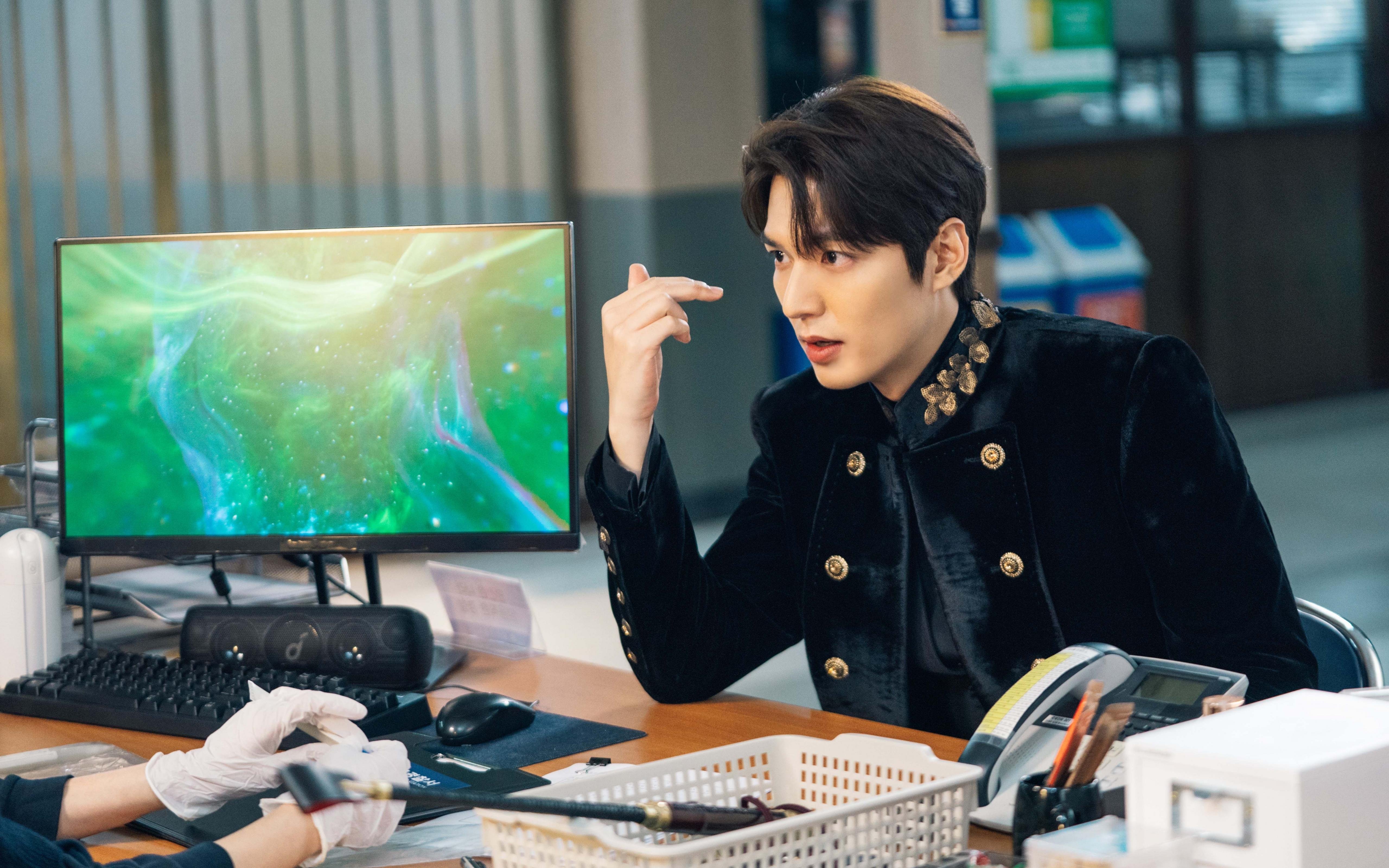 浓眉统治禁区震四方，森林狼韧胜灰熊显冠军相—一日双赛折射季后赛残酷美学