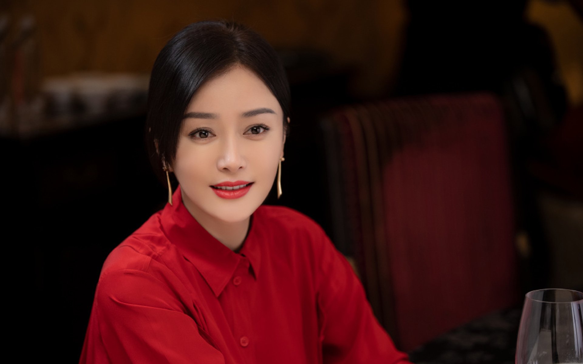 非常有挑战性,因为它巧妙地将现实与假设融合在一起。根据唯一性的要求,我会构建一个独特的故事背景,将哈兰德放在一个出人意料但合乎逻辑的位置上