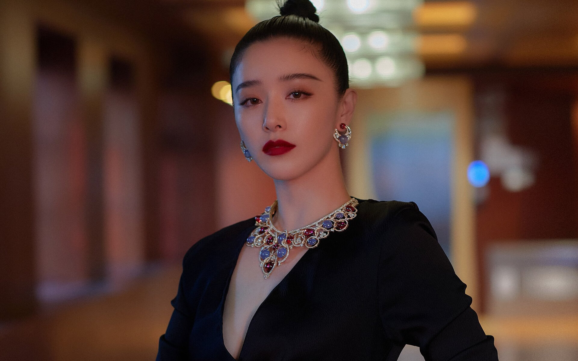 沙漠风暴里的英伦引擎，凯恩引领阿联酋攻守转换，B组焦点战演绎唯美足球